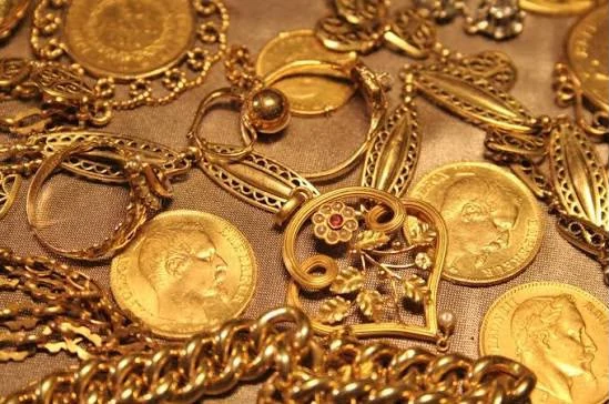 Bijoux et pièces présentés pour estimation