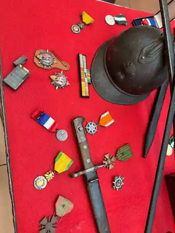 Objets de type souvenirs militaires et collections historiques présentés en photographie