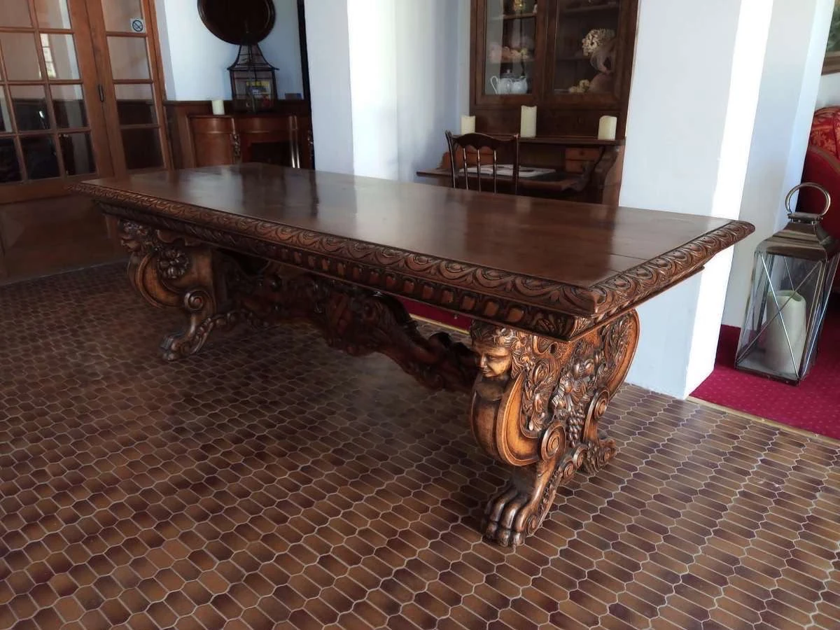 Table ancienne sculptée