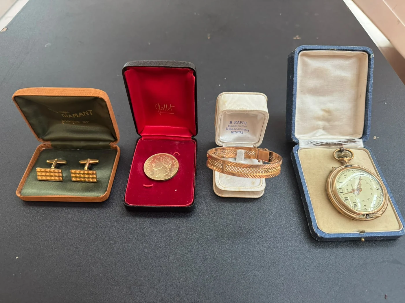Montre de poche et objets précieux